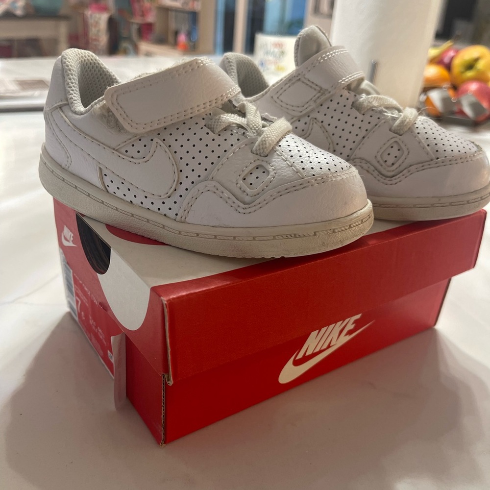 Super cute nike sneakers in a used condition